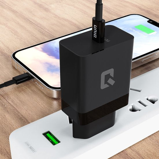 UNIQ Accessory Snellader PD 25W Adapter met USB Type-C kabel - Zwart